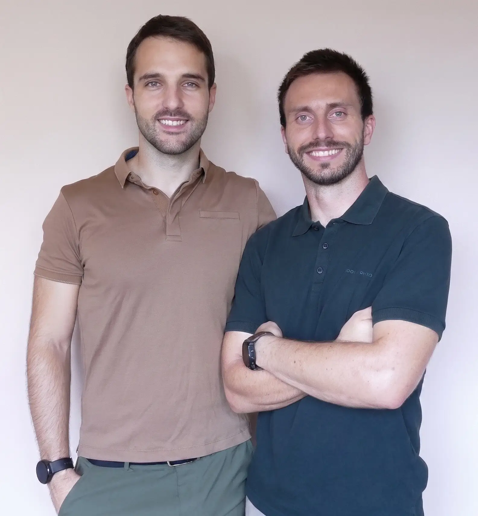 Alexis Bonnard et Jordan Broisin, les deux associés de Konsol, côte à côte devant un mur clair et uni.